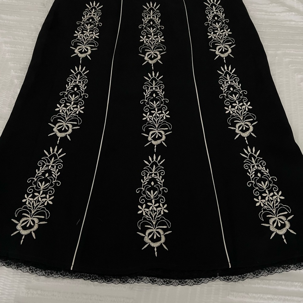 Loft black embroidered with white and a touch of lace absolutely stunning Sz 4 p
